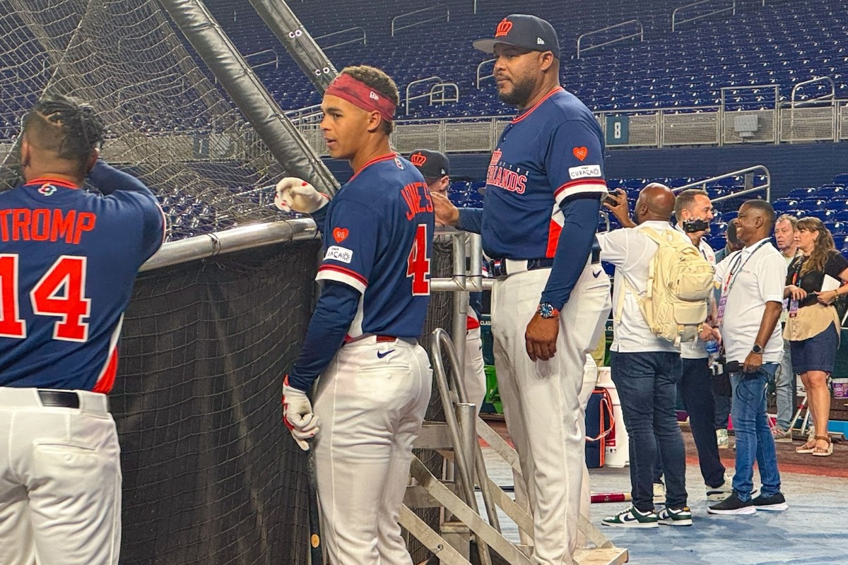 父アンドリュー（中央右）と息子ドリュー【写真：佐藤直子】