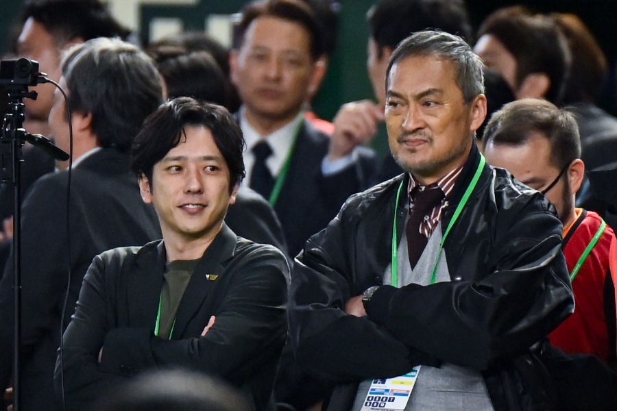 嵐・二宮和也氏（左）と俳優の渡辺謙氏【写真：中戸川知世】