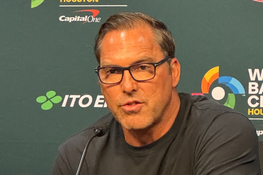 会見に出席した米国代表のマーク・デローサ監督【写真：木崎英夫】