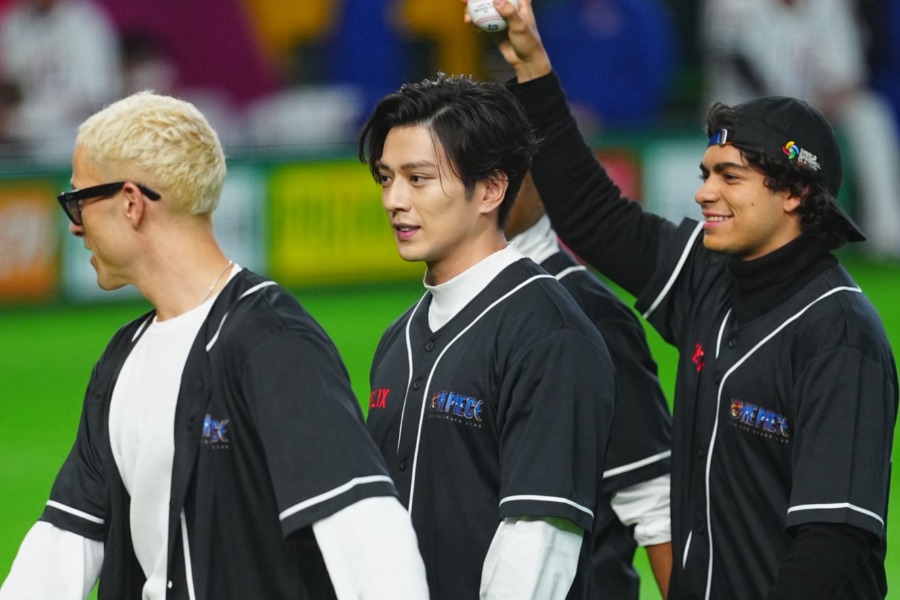 始球式に登場した新田真剣佑さん【写真：荒川祐史】