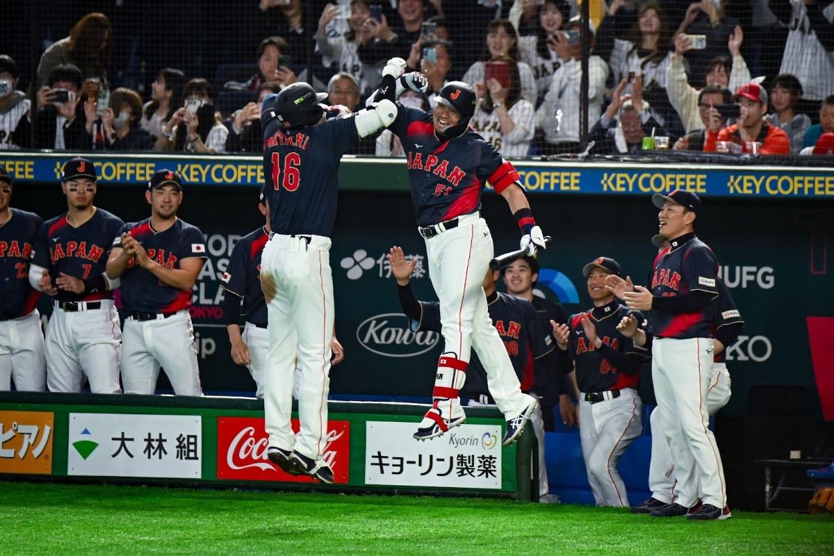 飛び跳ねて喜ぶ大谷翔平（中央左）と鈴木誠也【写真：中戸川知世】