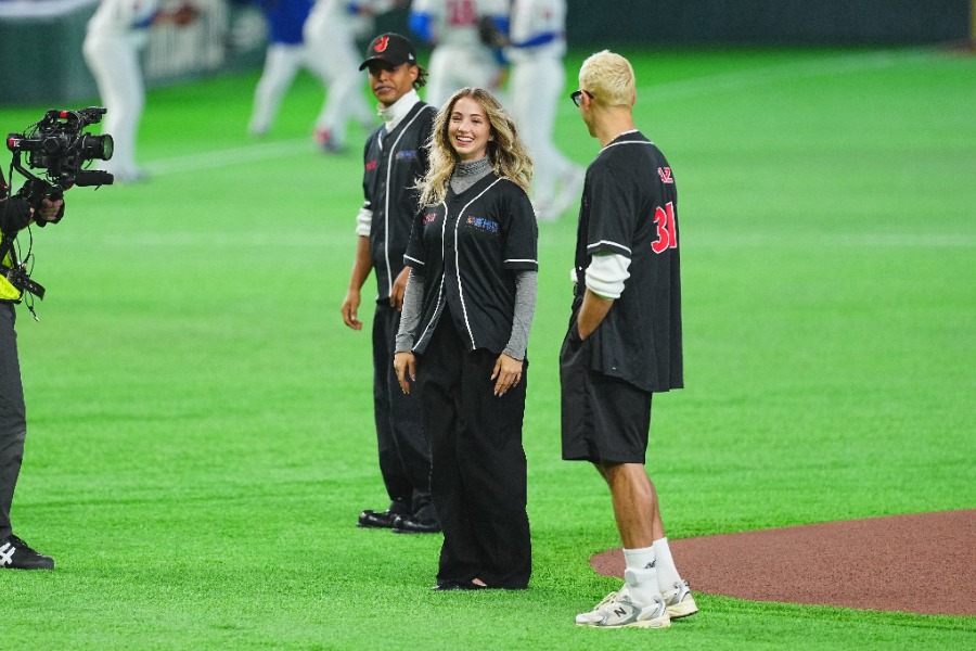 始球式に登場したエミリー・ラッドさん（左）【写真：中戸川知世】