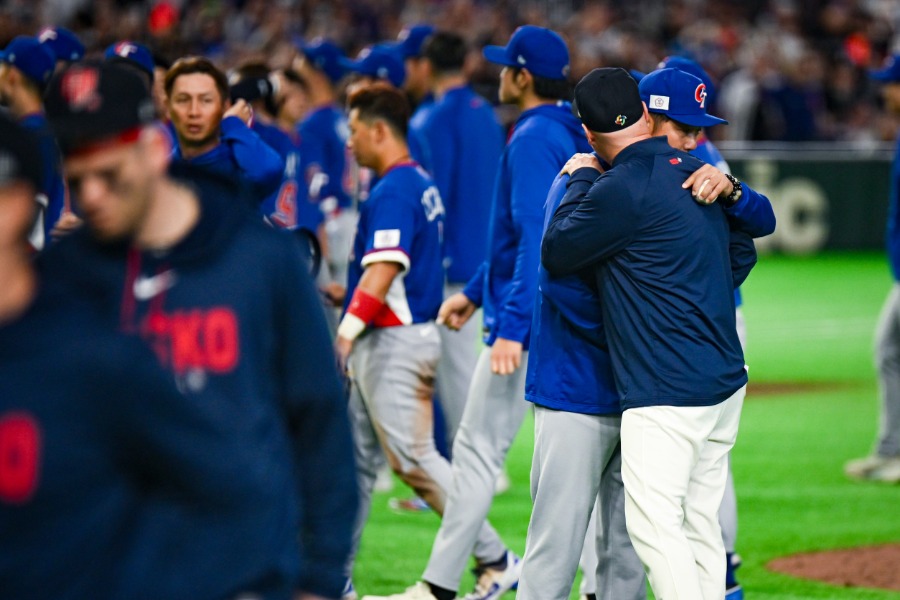 試合後に称え合う両軍指揮官【写真：中戸川知世】