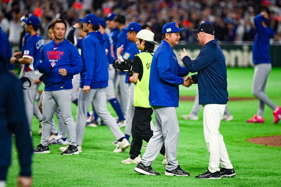 試合後に称え合う両者監督【写真：中戸川知世】