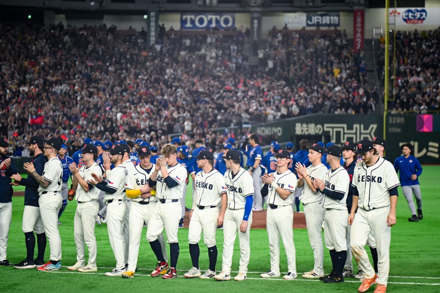 試合後に整列するチェコとチャイニーズ・タイペイの選手たち【写真：中戸川知世】