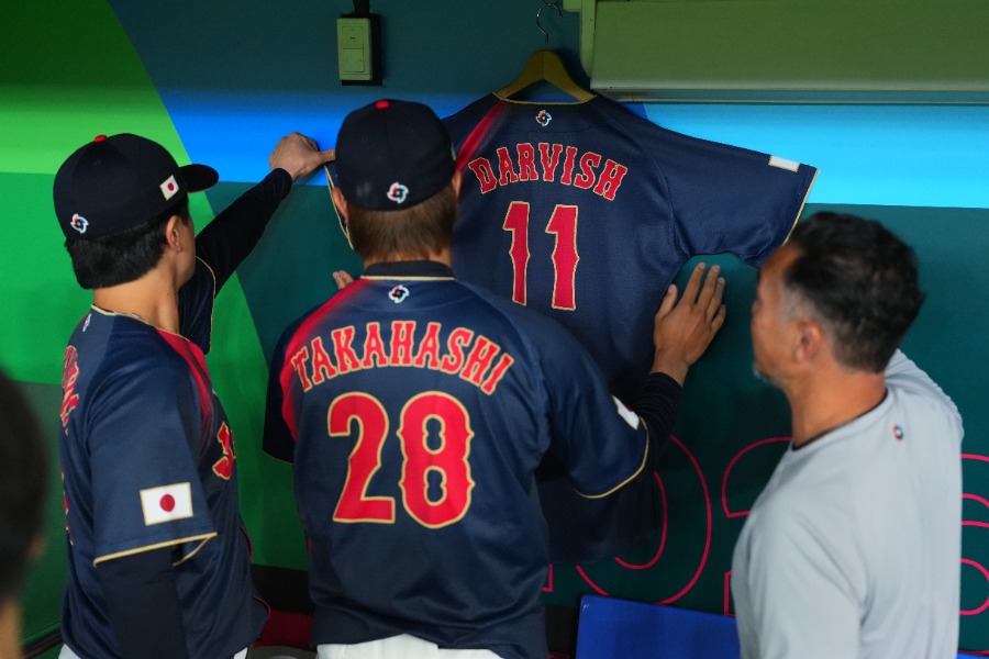 侍ジャパンベンチに飾られたダルビッシュ有のユニホーム【写真：Getty Images】