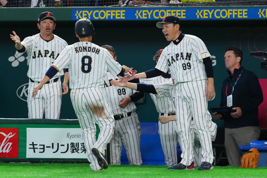 ハイタッチする侍ジャパンナイン【写真：Getty Images】