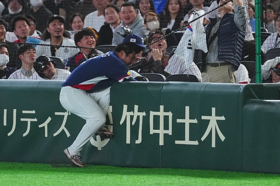 フェンスに激突した韓国代表のムン・ボギョン【写真：荒川祐史】
