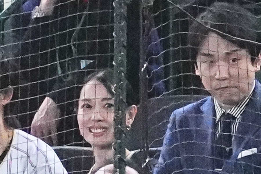 東京ドームの座席に座る女優の戸田恵梨香さん（左）【写真：荒川祐史】