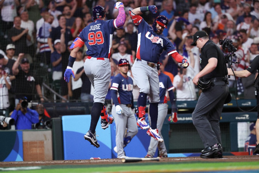 米国代表のアーロン・ジャッジ（左）とカイル・シュワーバー【写真：ロイター】