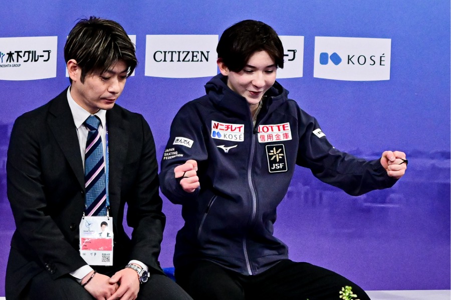 世界ジュニア選手権で採点結果に喜ぶ中田璃士【写真：アフロ】