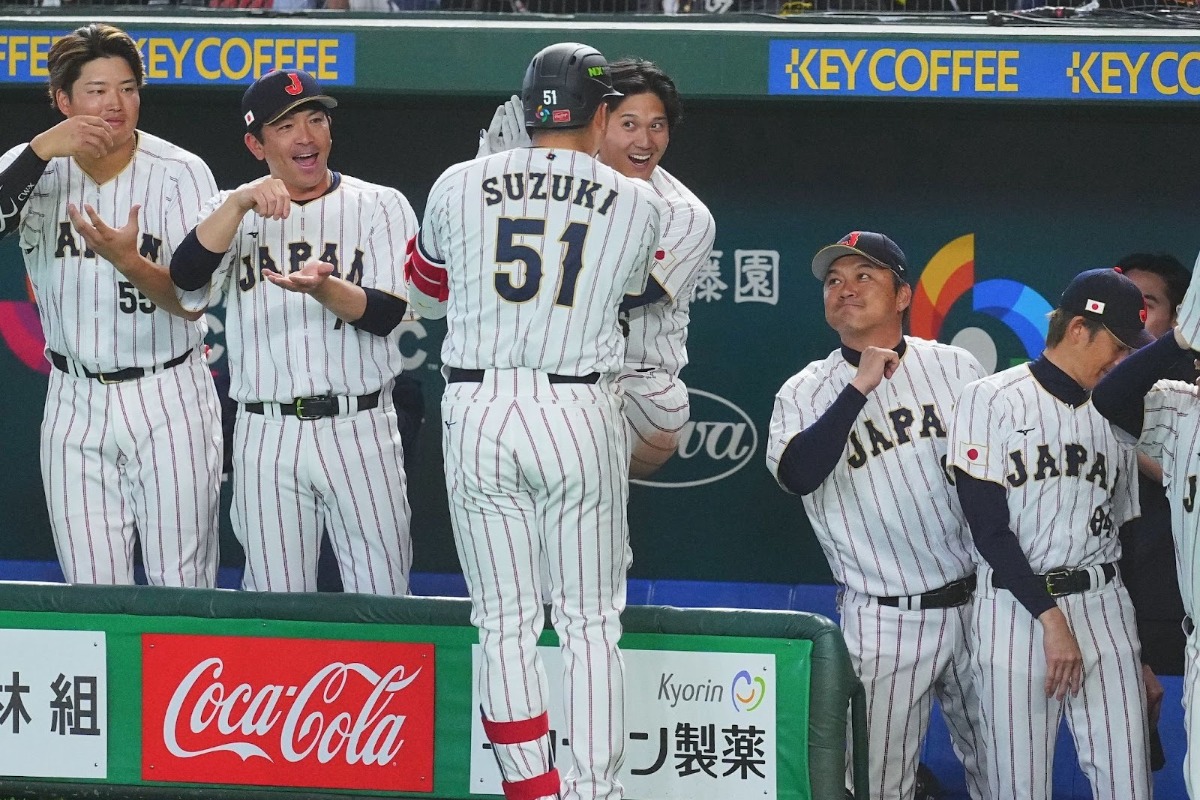 本塁打の鈴木誠也を笑顔で迎える大谷翔平【写真：荒川祐史】