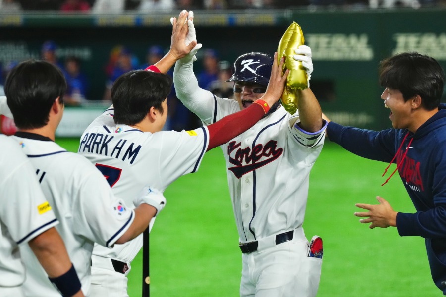 逆転2ランを放った韓国代表のキム・ドヨン【写真：小林靖】