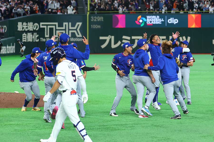 韓国代表との死闘を制し喜ぶ台湾代表【写真：加治屋友輝】