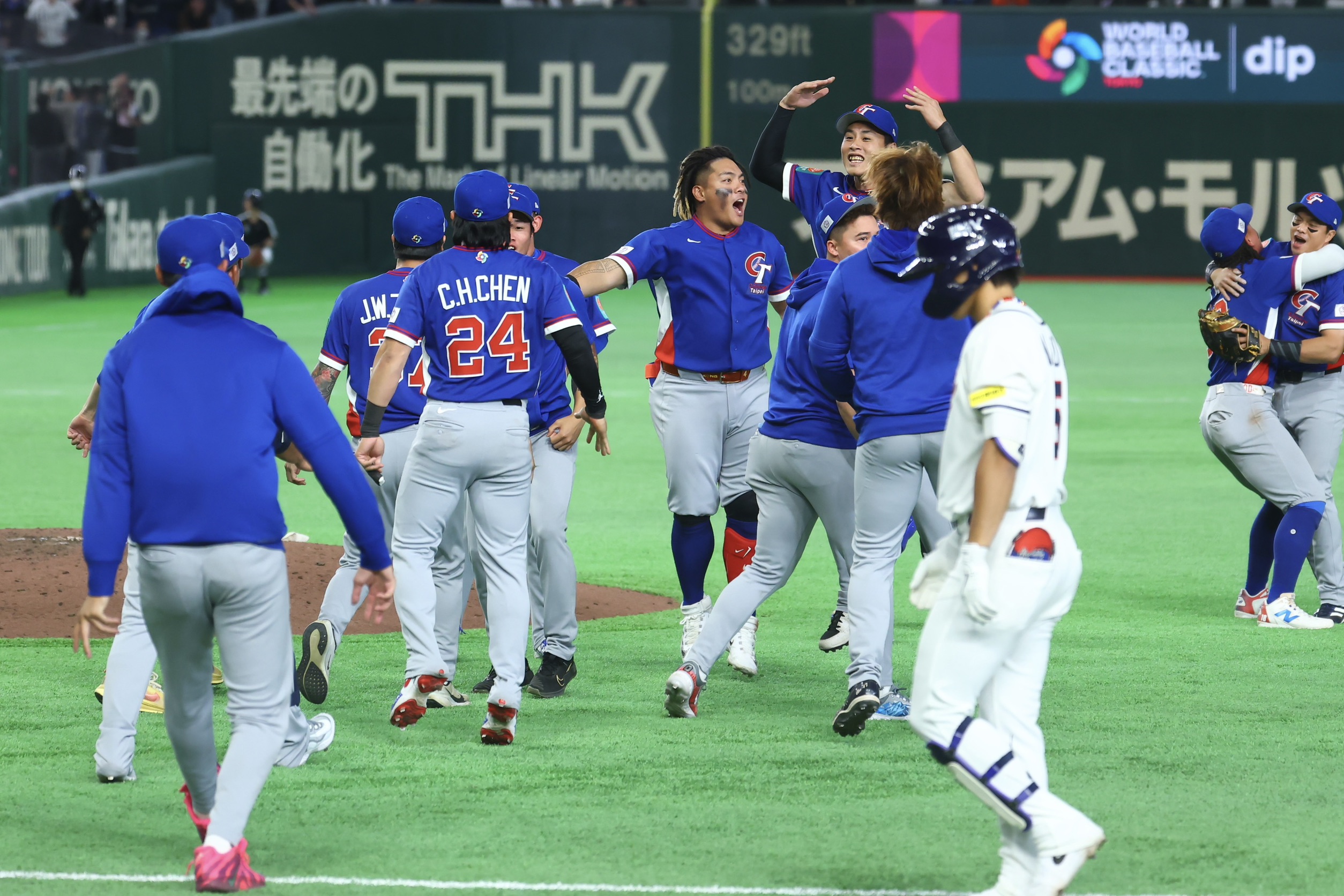 韓国代表との死闘を制し喜びを爆発させる台湾代表【写真：加治屋友輝】