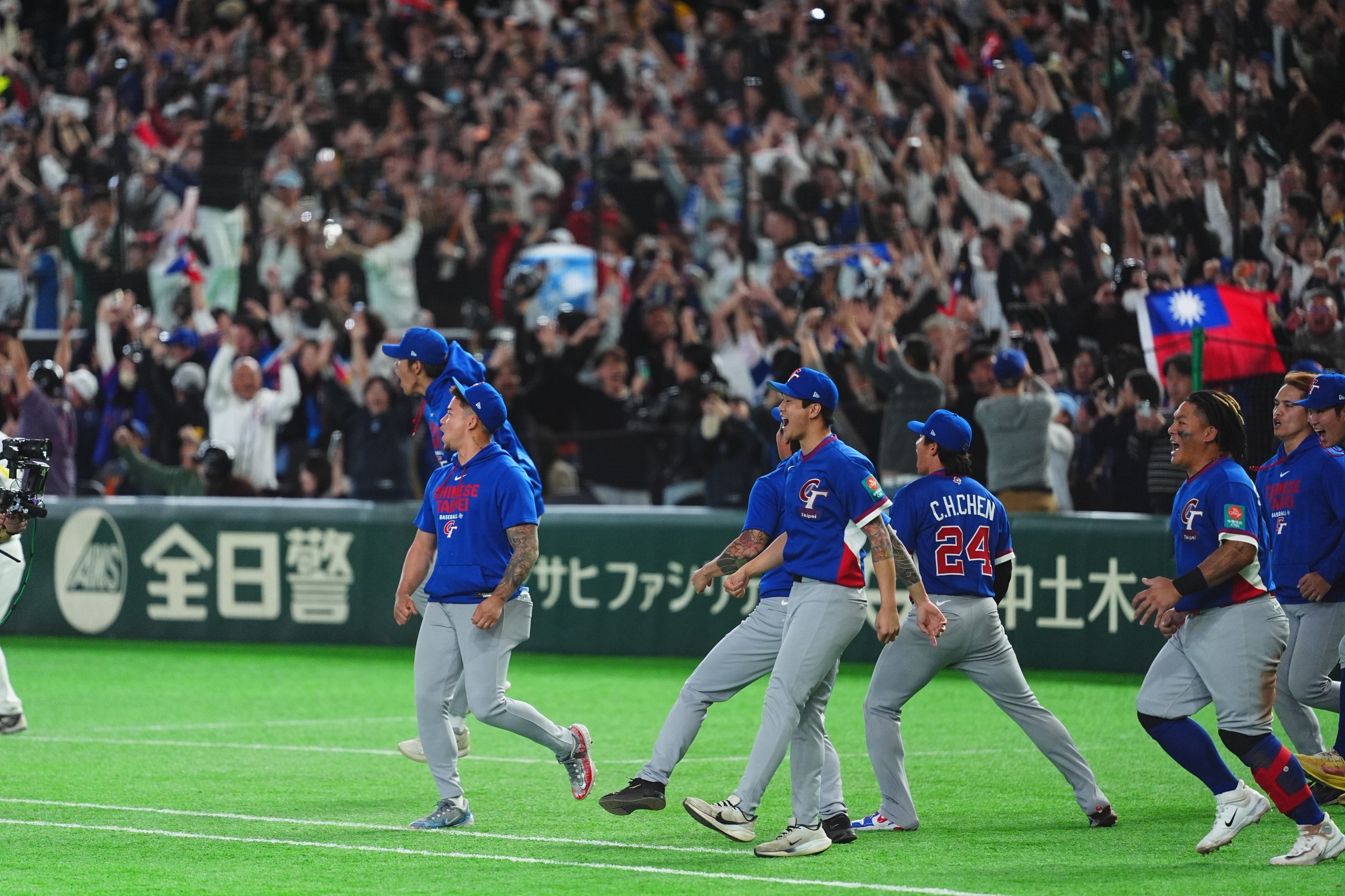 韓国代表との死闘を制し喜びを爆発させる台湾代表【写真：小林靖】