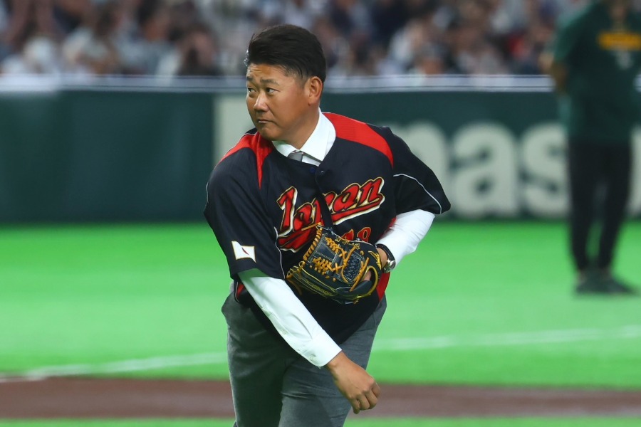 始球式に登場した松坂大輔氏【写真：加治屋友輝】