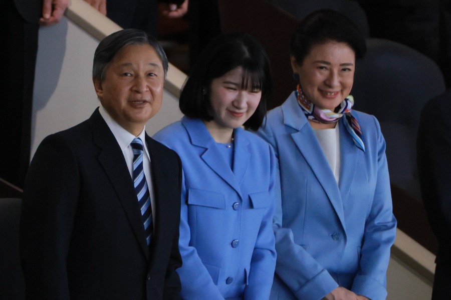 侍ジャパン豪州戦をスタンドで観戦された天皇皇后両陛下、愛子内親王殿下【写真:読売新聞社提供】