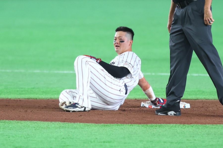 捕手からの送球でタッチアウトとなった侍ジャパン・牧秀悟【写真:加治屋友輝】