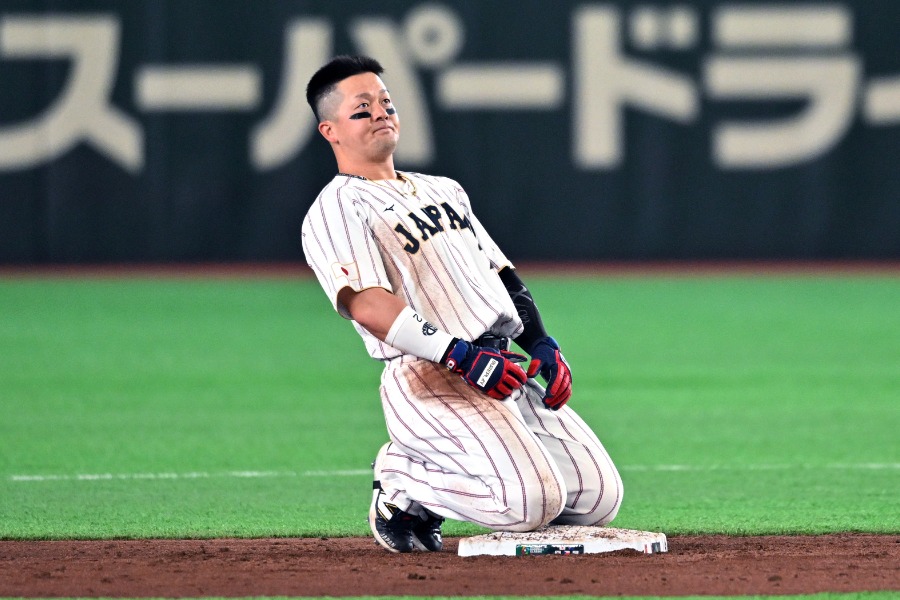 牽制タッチアウトとなった侍ジャパン・牧秀悟【写真:Getty Images】