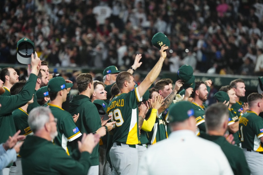 スタンドの声援に応えるオーストラリアの選手たち【写真:小林靖】