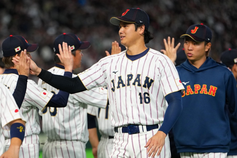 試合後、ハイタッチする侍ジャパン・大谷翔平【写真：Getty Images】