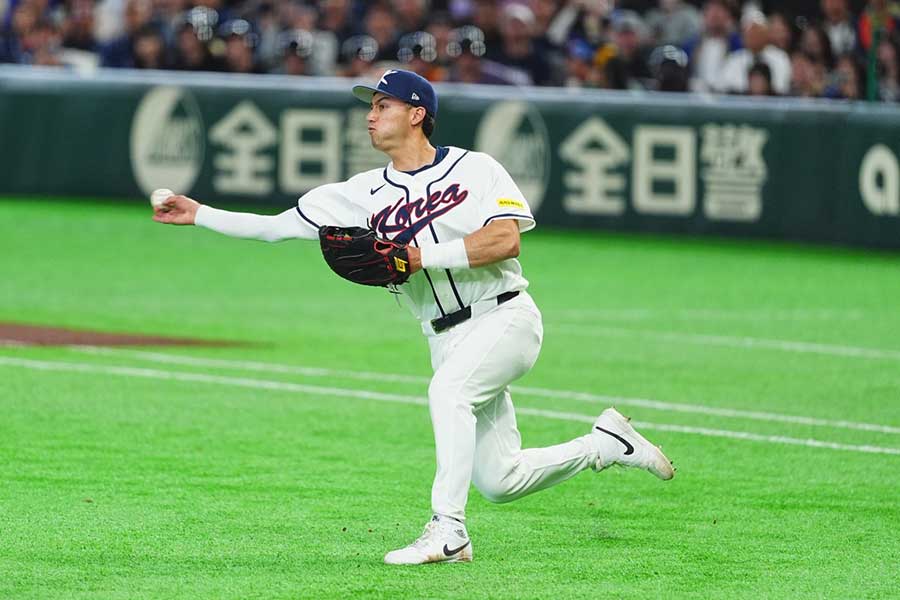 「6番・一塁」で先発した韓国代表のシェイ・ウィットコム【写真:小林靖】