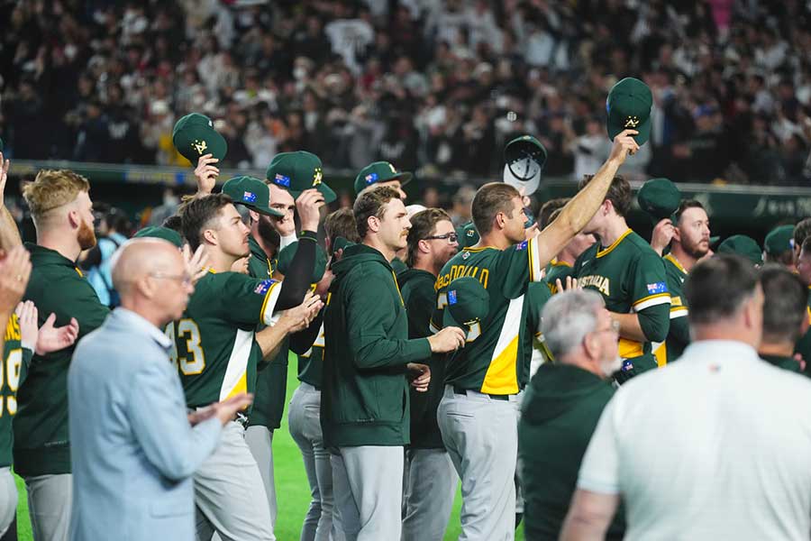 試合後にスタンドの観客に挨拶する豪州代表【写真：小林靖】