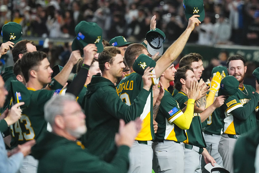 試合後にスタンドの声援に応える豪州代表【写真:小林靖】