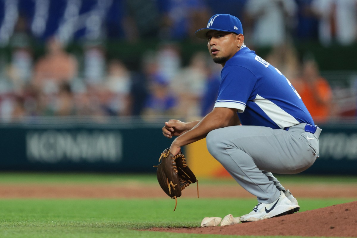 逆転サヨナラ3ランを浴び、マウンドに座り込むニカラグア代表のアンヘル・オバンドー【写真：ロイター】