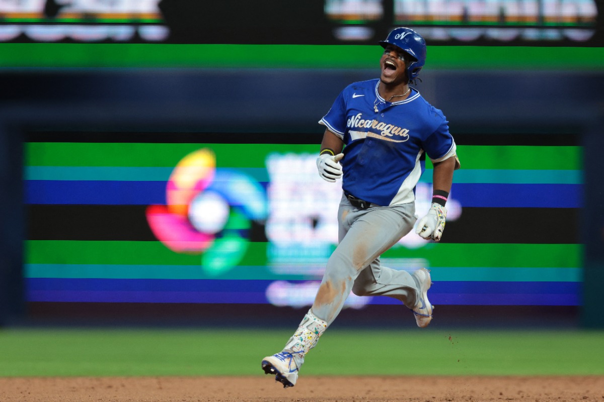 2ランを放ち、雄叫びをあげながらダイヤモンドを一周するジーター・ダウンズ【写真：ロイター】