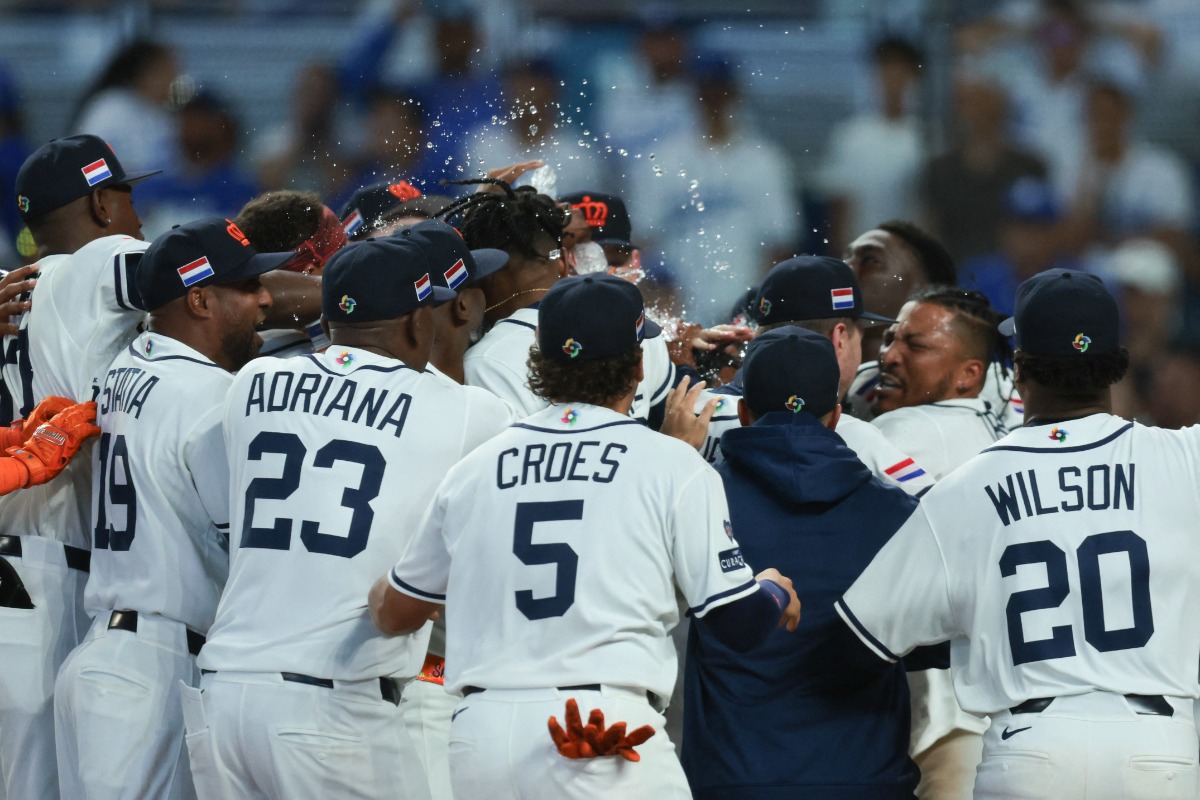 ニカラグア戦でサヨナラ3ランを放ったオジー・アルビーズを祝福するオランダナイン【写真：ロイター】