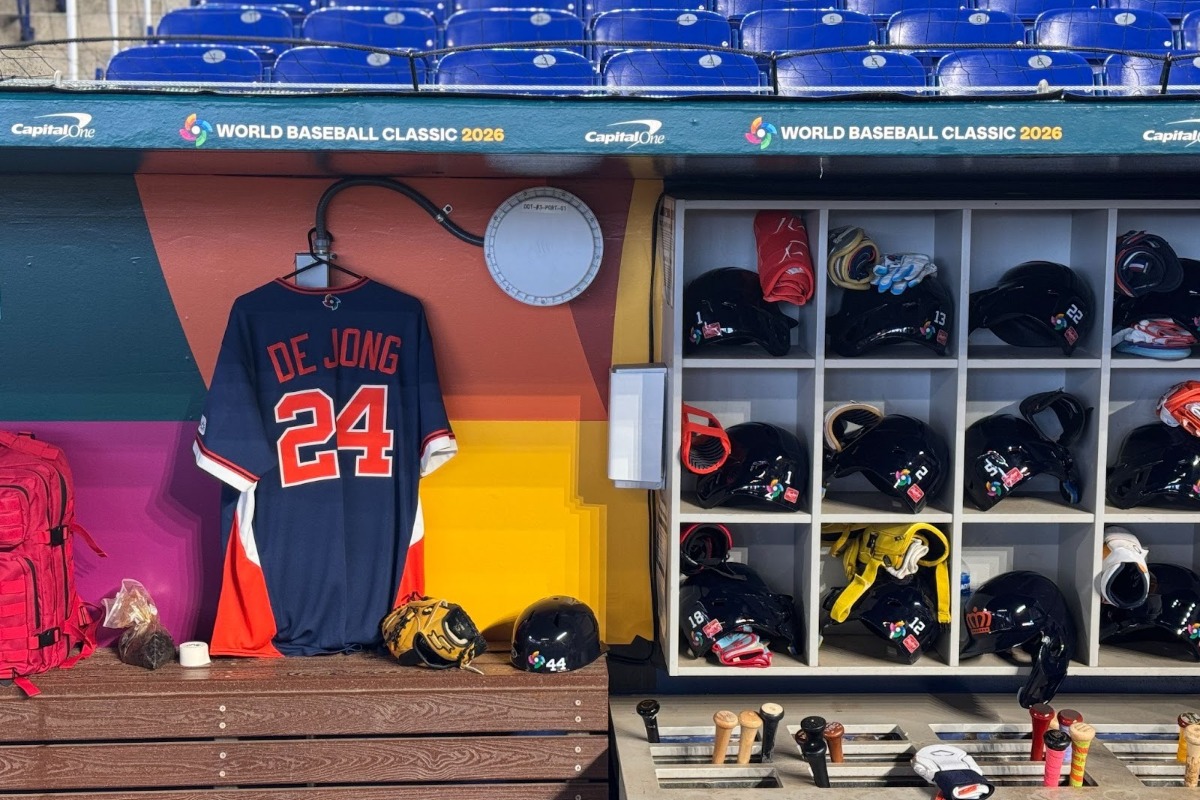 オランダ代表のダグアウトに飾られたシドニー・デヨング氏のユニホーム【写真：佐藤直子】