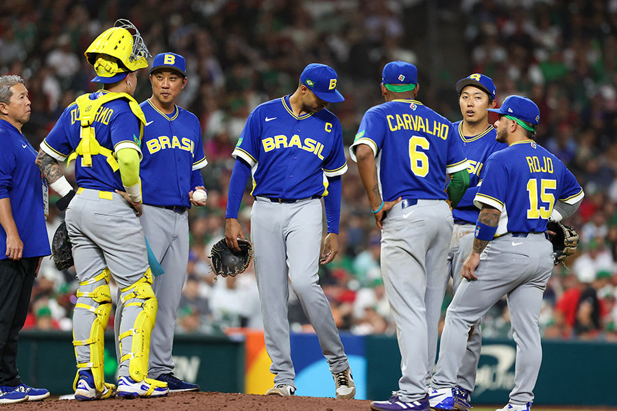 メキシコ代表に敗れたブラジル代表ナイン【写真：ロイター】