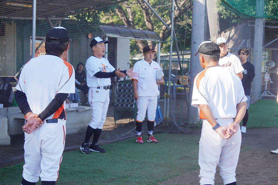 高崎中央ポニー・倉俣徹監督（中央）とコーチ陣【写真：尾辻剛】