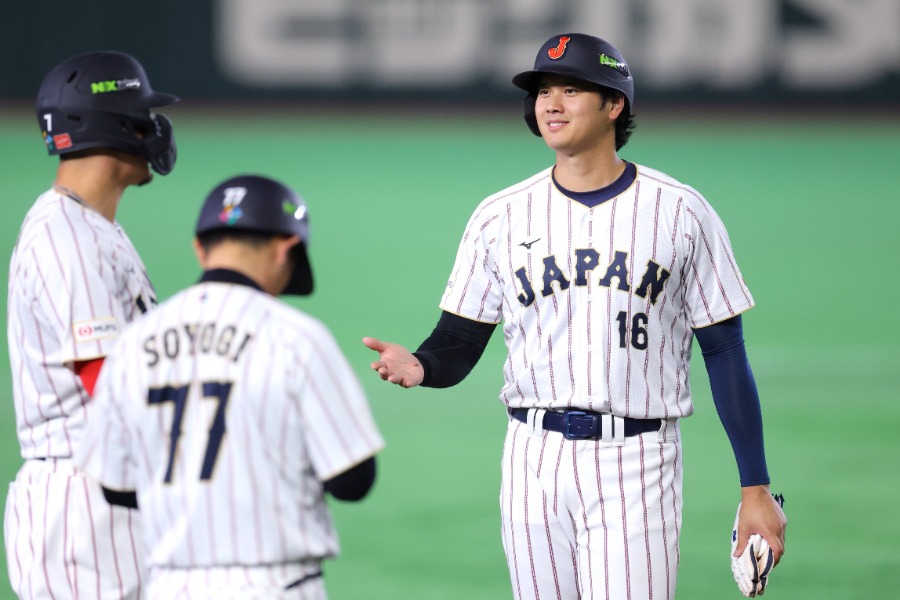 侍ジャパン・佐藤輝明（左）とハイタッチを交わす大谷翔平【写真：アフロ】
