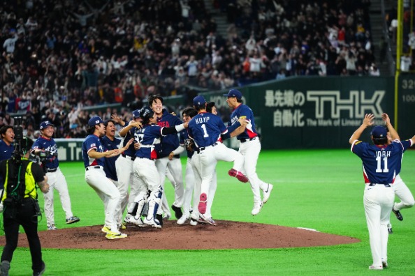 勝利を喜ぶ韓国代表ナイン【写真：小林靖】