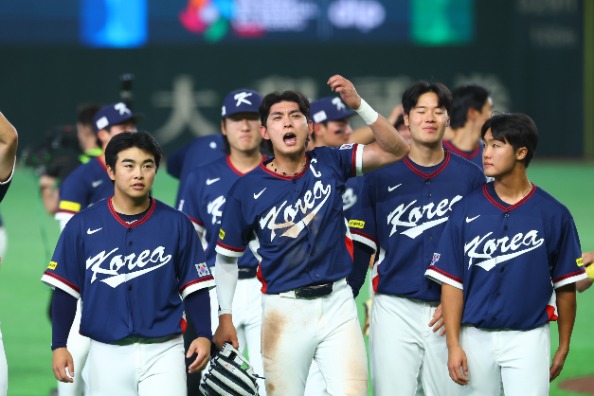 勝利を喜ぶ韓国代表のイ・ジョンフ【写真：加治屋友輝】