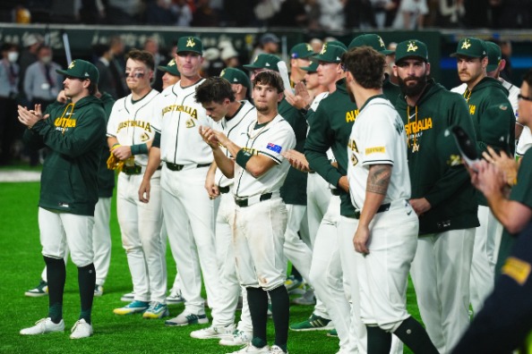 試合後、ベンチ前に整列する豪州代表ナイン【写真:小林靖】