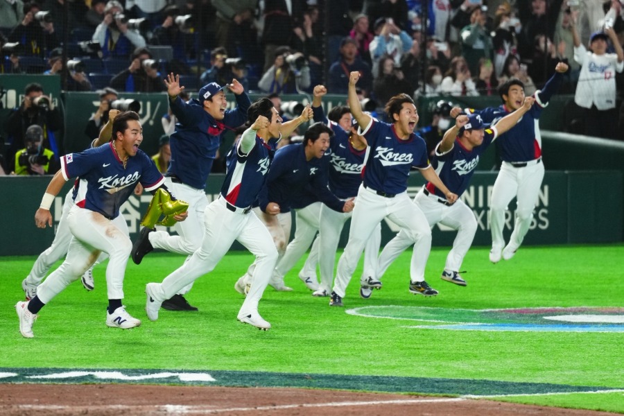 勝利を喜ぶ韓国代表ナイン【写真：小林靖】