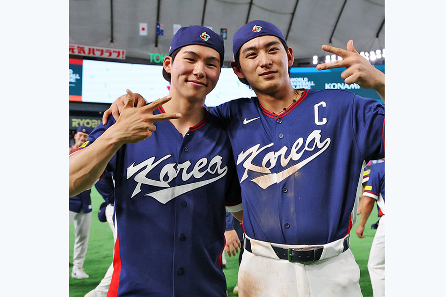 試合後、記念撮影をする韓国代表のキム・ヘソン（左）とイ・ジョンフ【写真：MLB公式Xより】