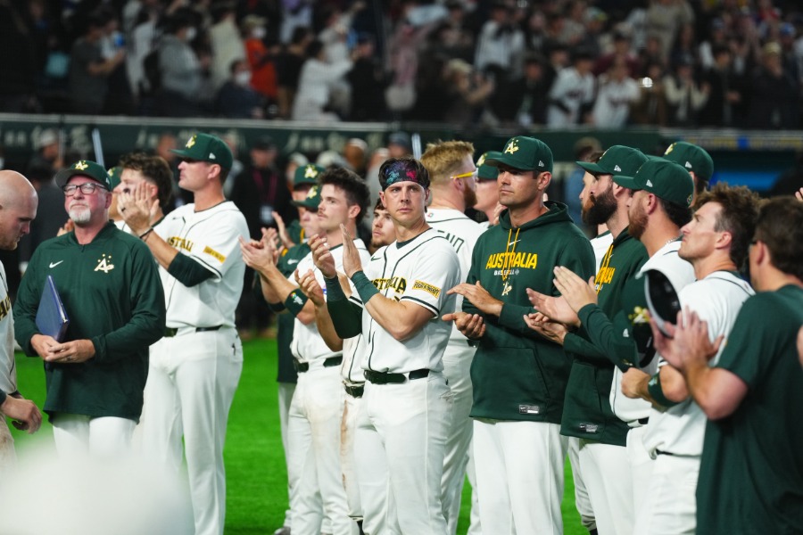 試合後、スタンドに挨拶する豪州代表ナイン【写真：小林靖】