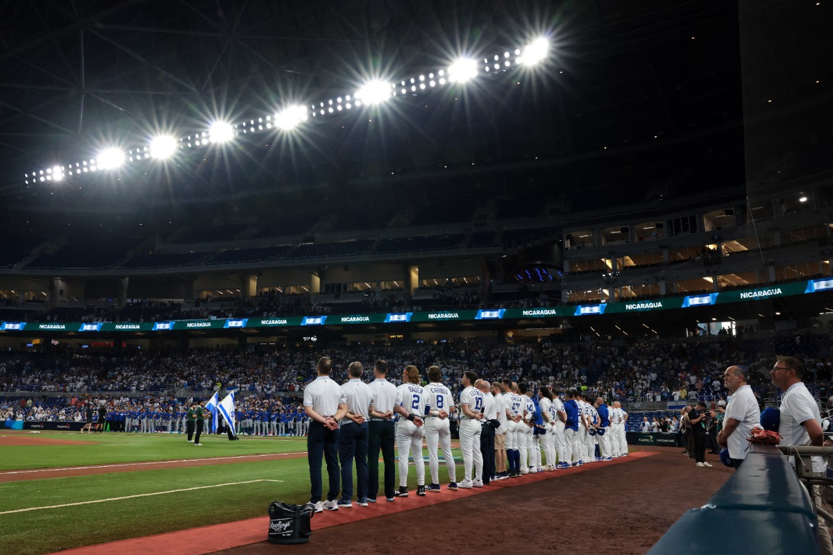 ローンデポ・パークで行われたニカラグア戦を前に、国歌演奏を聞くイスラエル代表の選手たち【写真：ロイター】