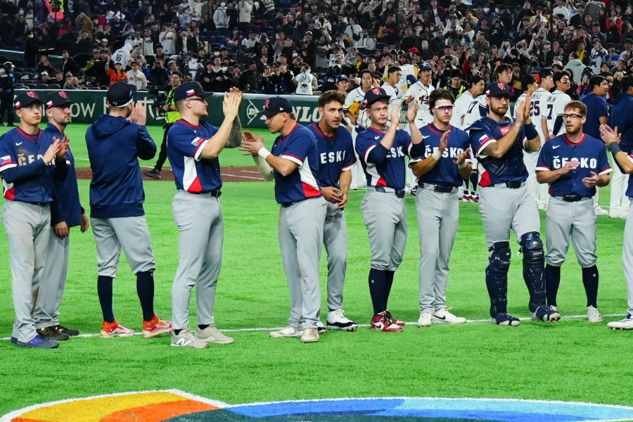 試合後、スタンドに挨拶するチェコ代表【写真：荒川祐史】