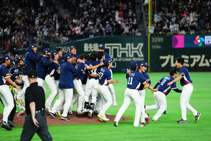 勝利しマウンドに集まる韓国ナイン【写真：小林靖】