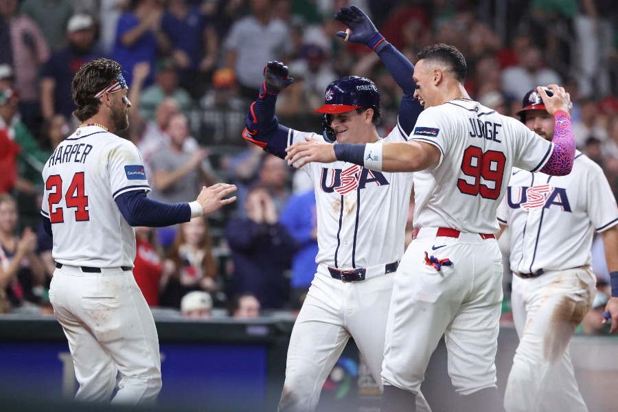 ロマン・アンソニーの本塁打を祝う米国代表ナイン【写真：ロイター】