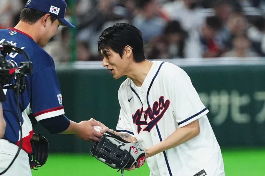 韓国戦で始球式を行ったウヨンさん【写真：小林靖】