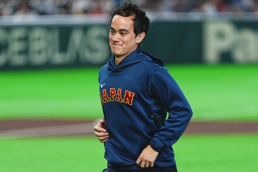 ウィル・アイアトン通訳【写真：小林靖】