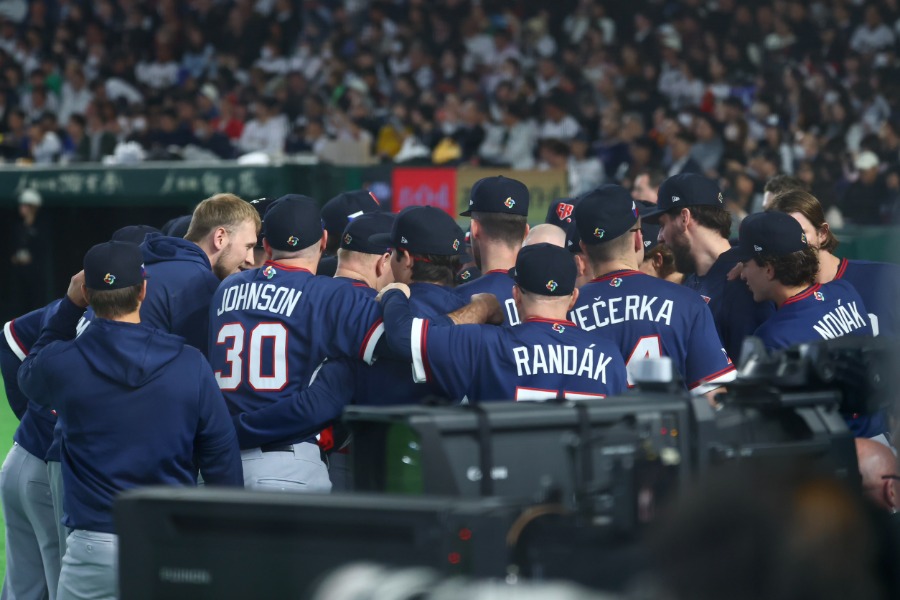 試合前のチェコナイン【写真：加治屋友輝】