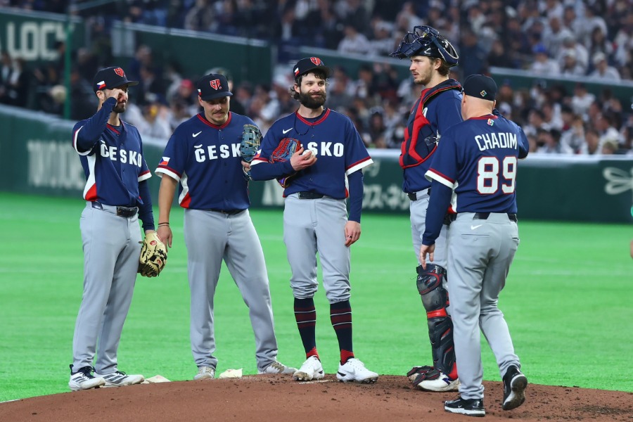 降板するチェコ代表のオンジェイ・サトリア【写真：加治屋友輝】